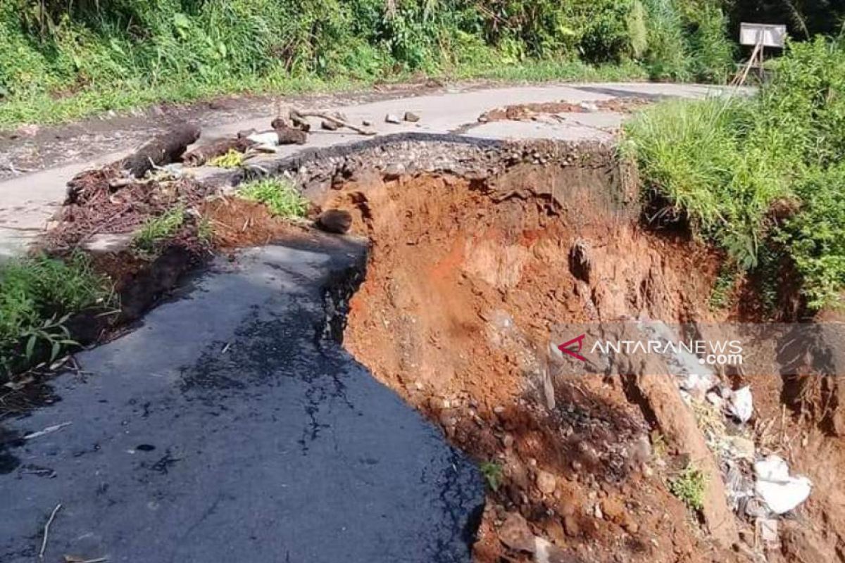 Longsor di Rejang Lebong Bengkulu nyaris putuskan jalan