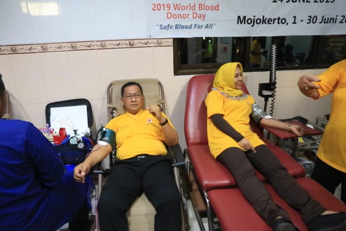 Ning Ita dan Cak Rizal turut donor darah