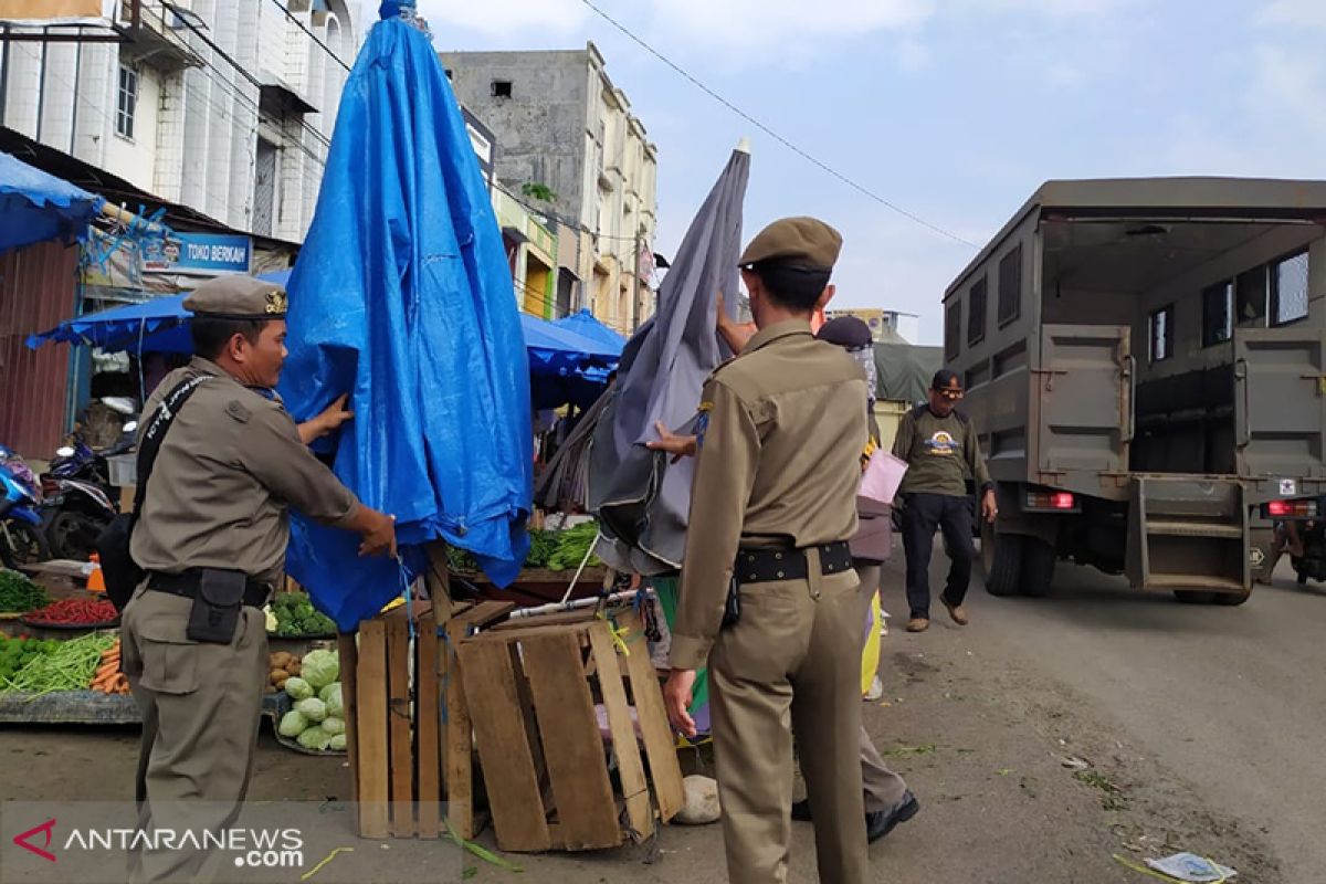 Bikin macet, Satpol PP tegur pedagang di Jalan Kedondong Panorama