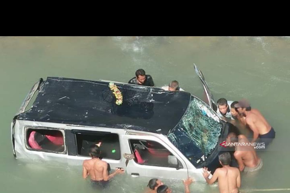 Mini bus terjun ke sungai di Madina, 10 penumpang selamat