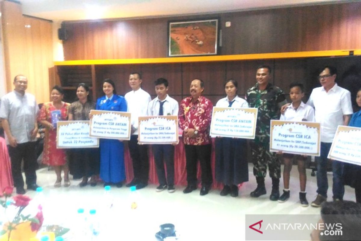 ANTAM serahkan bantuan pendidikan Rp600 juta di Sanggau