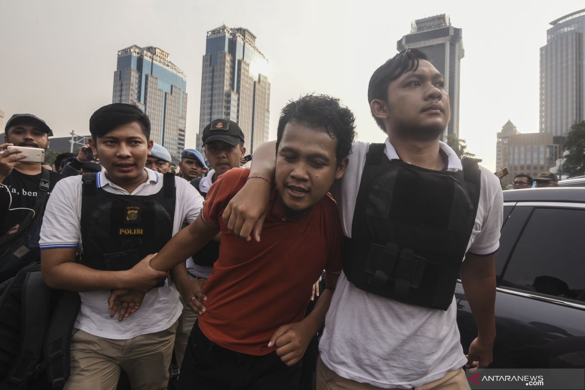 Dianggap mengganggu, polisi amankan seorang pria saat aksi kawal sidang MK