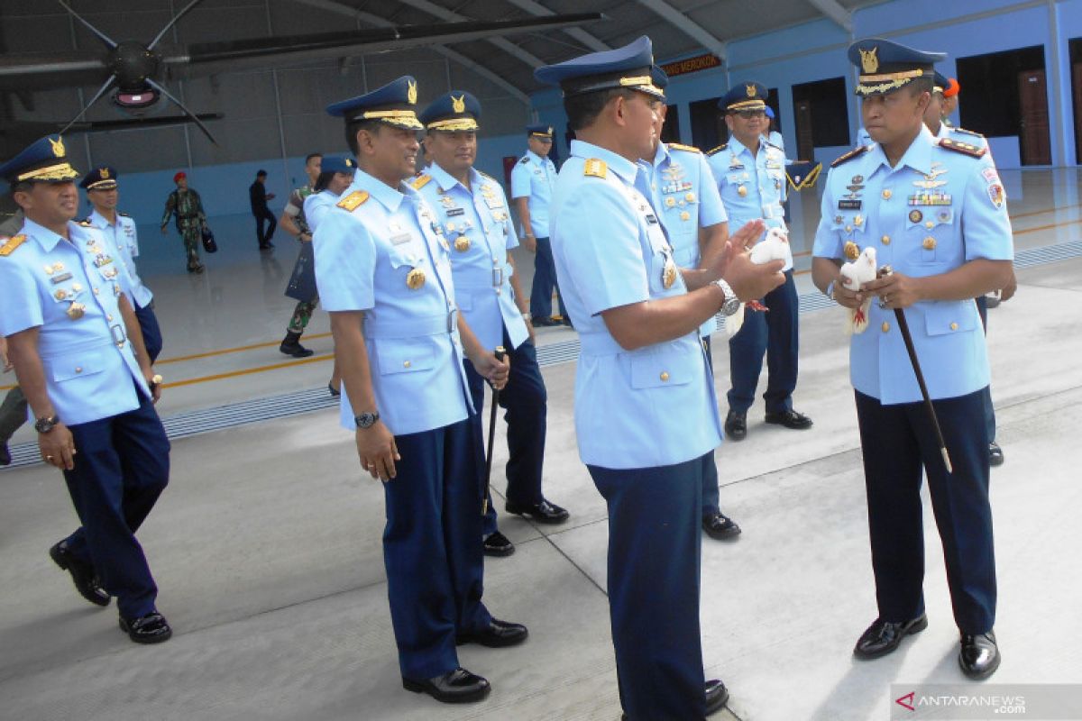 Prajurit Skadron 27 Biak Numfor pelajari tipe landasan di Papua