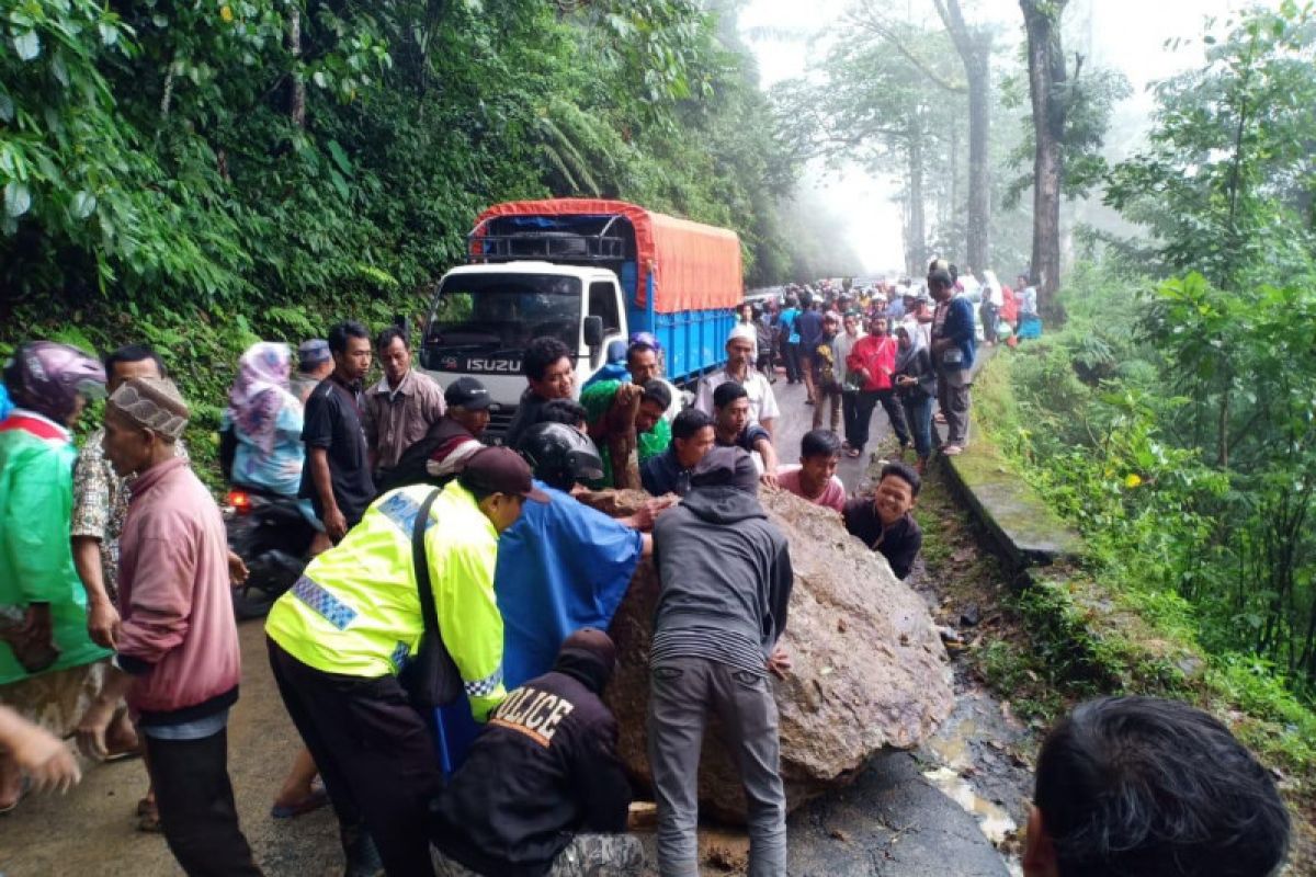 Jalur selatan Lumajang-Malang kembali longsor