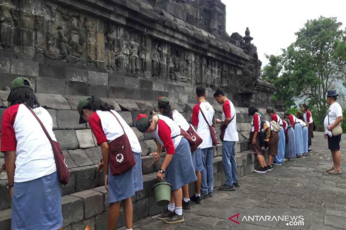 Ratusan pelajar bersihkan Candi Borobudur memperingati Hari Purbakala