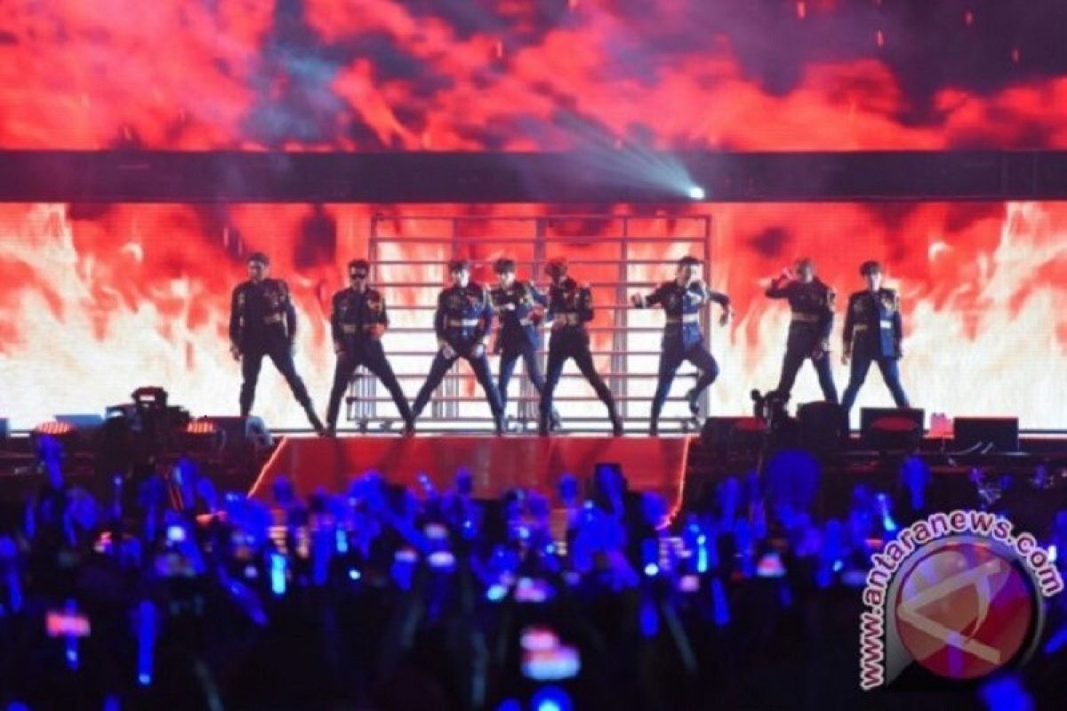 Super Junior membuka konser di Indonesia dengan lagu "Black Suit"