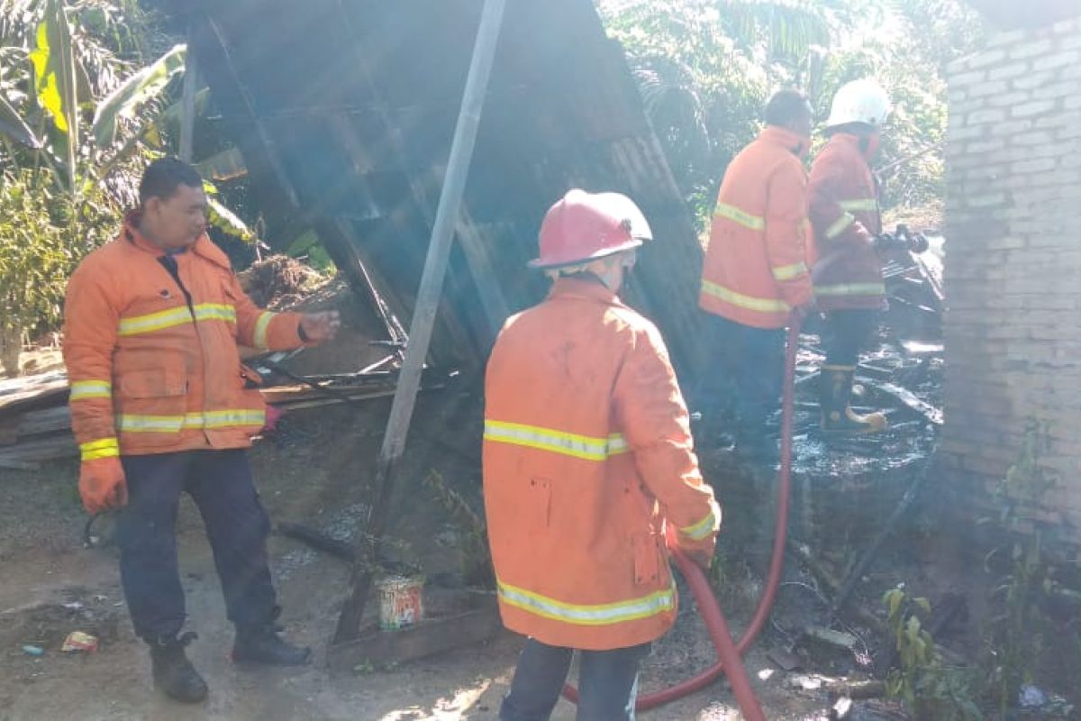 Tabung gas meledak, dua rumah semi permanen terbakar di Tebing Tinggi