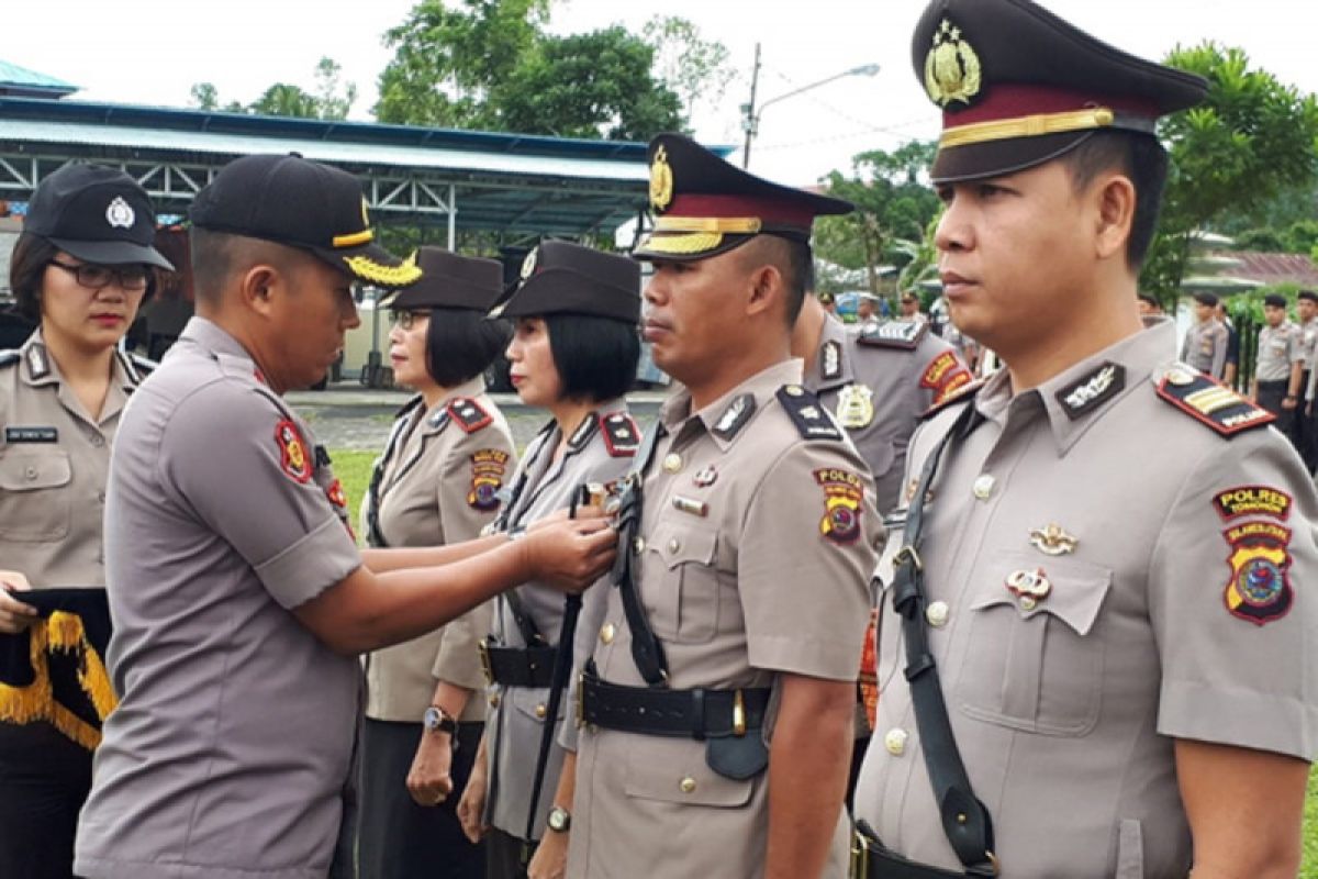 Kapolres Tomohon sertijab Wakapolres dan tiga pejabat