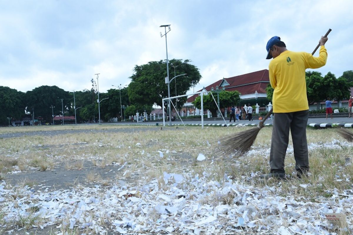 DLH membersihkan sampah sisa petasan di Alun-Alun Utara Yogyakarta