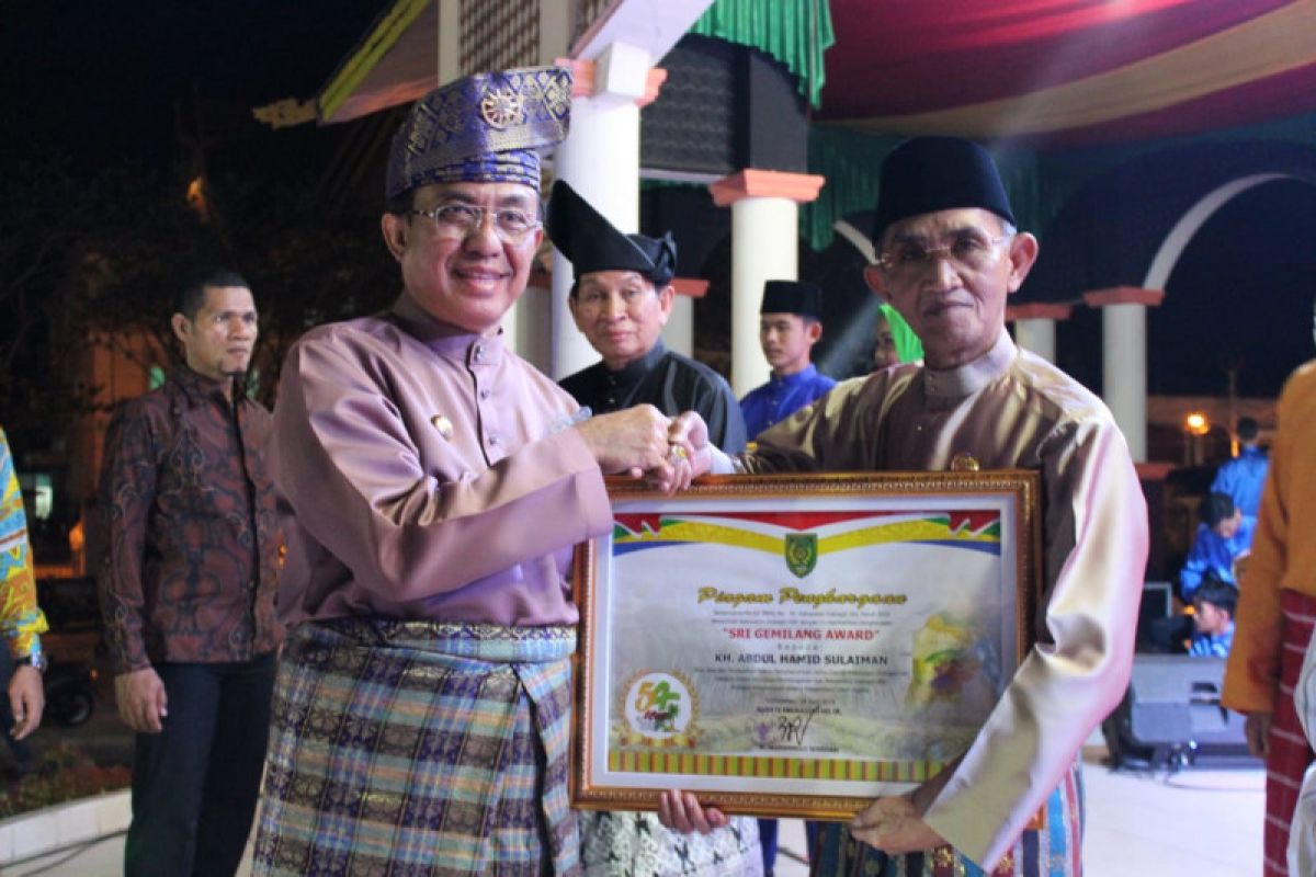 Malam resepsi milad ke-54 Inhil, Bupati serahkan gemilang award ke putra putri terbaik Inhil