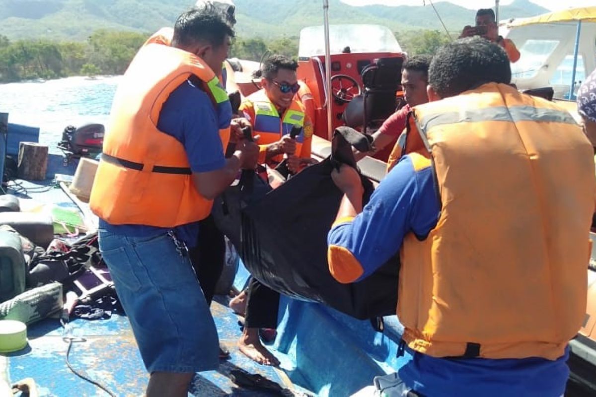 Diduga karena kelebihan muatan KM Nusa Kenari tenggelam