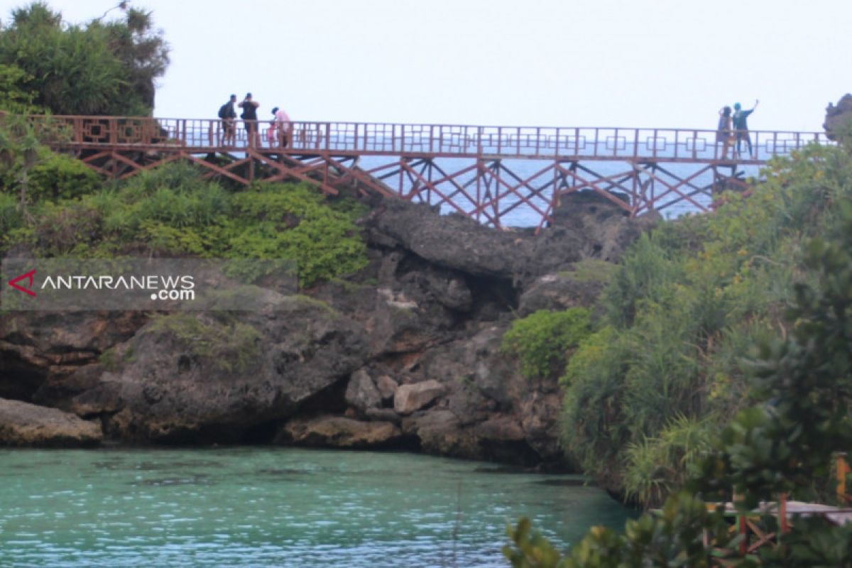 Kemenpar bantu fasilitas lampu taman