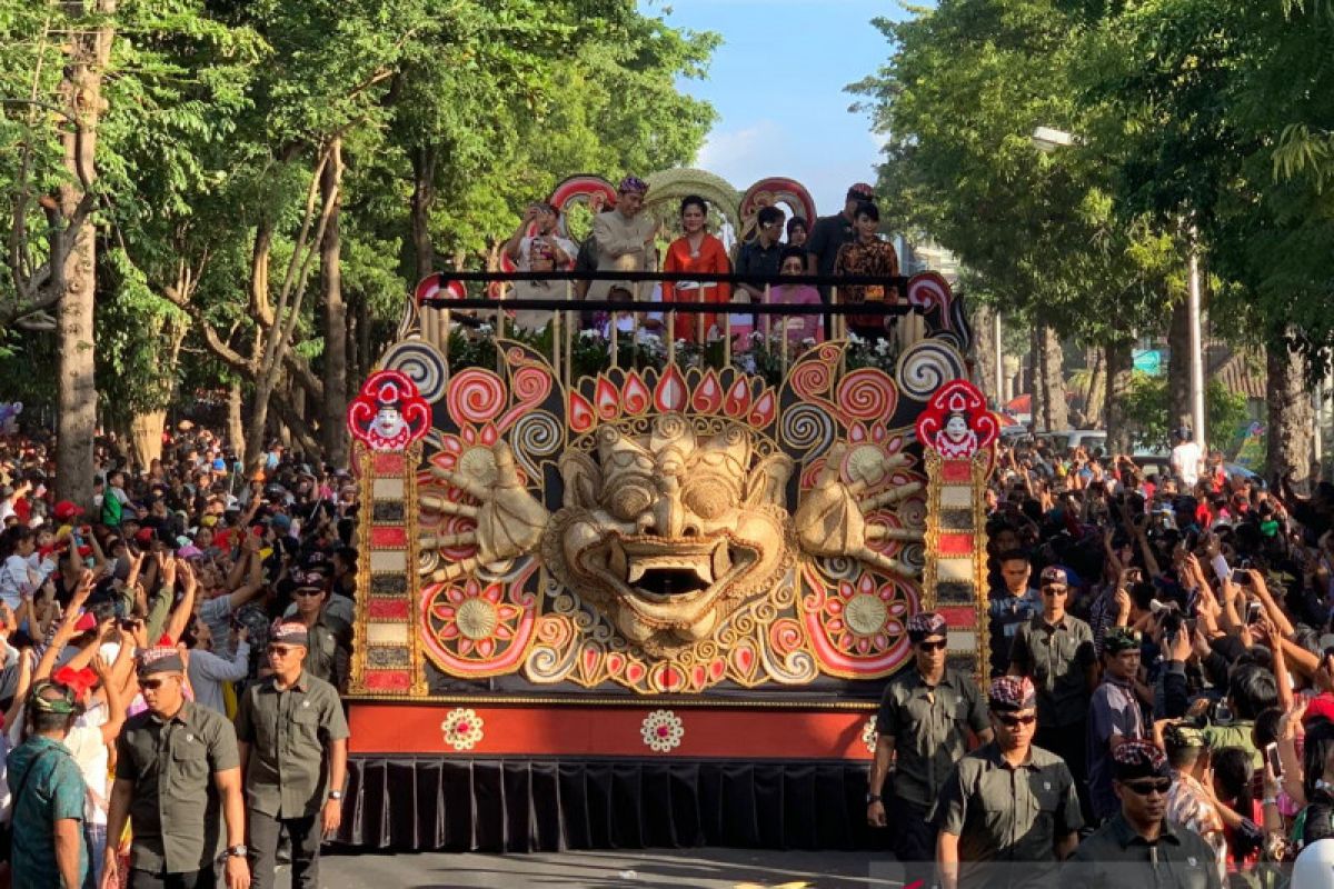 Presiden Jokowi naiki kendaraan hias dalam pawai PKB 2019