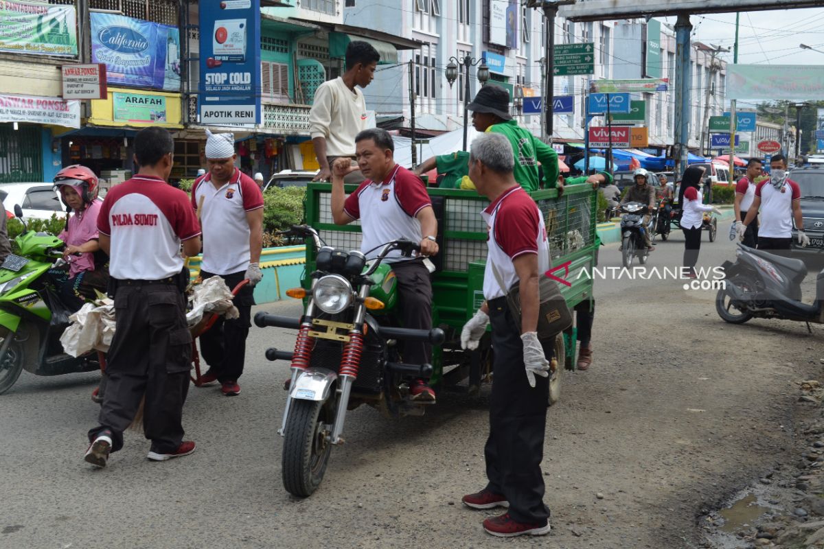 Bersih masjid warnai HUT Bhayangkara di Madina