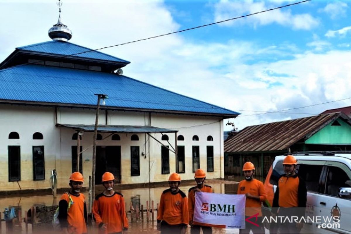 Laznas BMH bersihkan masjid dan dampingi korban banjir Konawe Utara