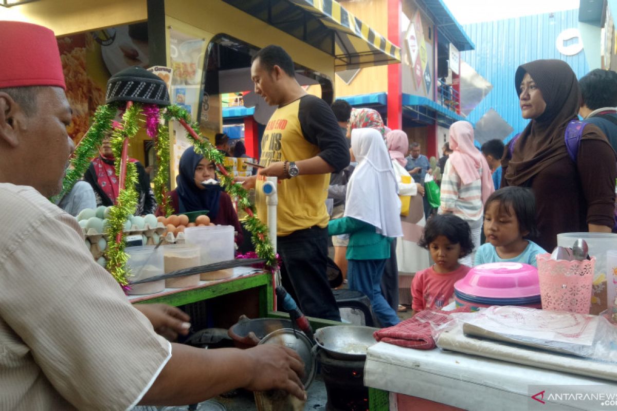 Kerak telor yang jadi jajanan favorit pengunjung PRJ