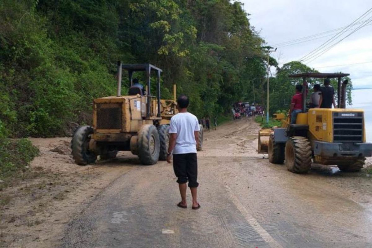 Sekprov  tinjau proyek pemeliharaan jalan di Banggai