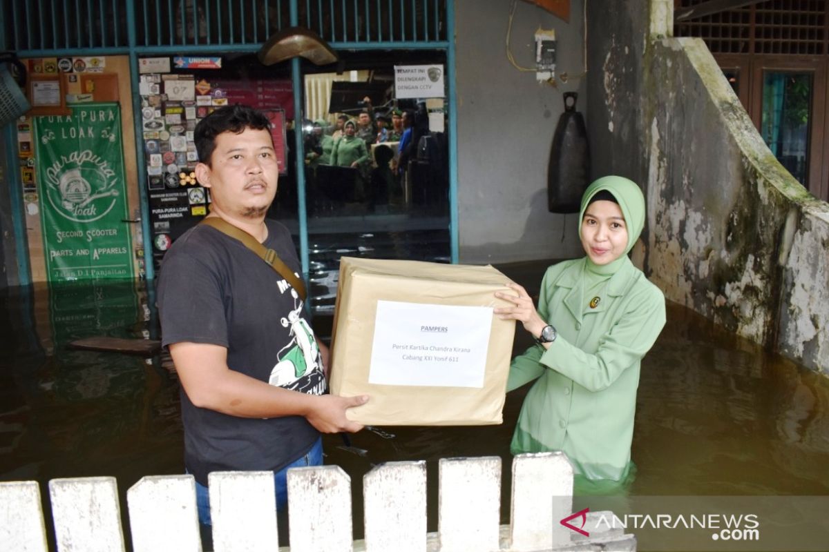 Persit KCK salurkan bantuan korban banjir Samarinda