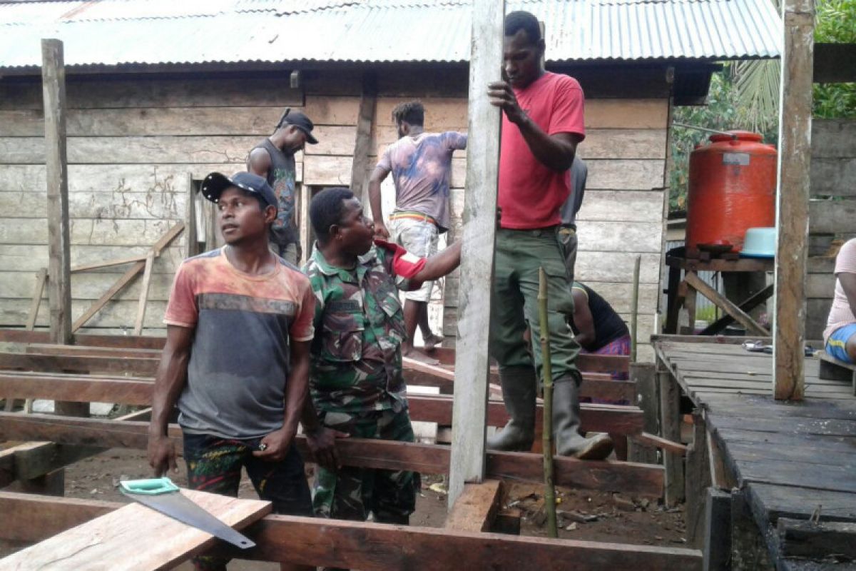 Rumah tokoh adat Distrik Bonggo-Papua dibangun bersama warga dan TNI