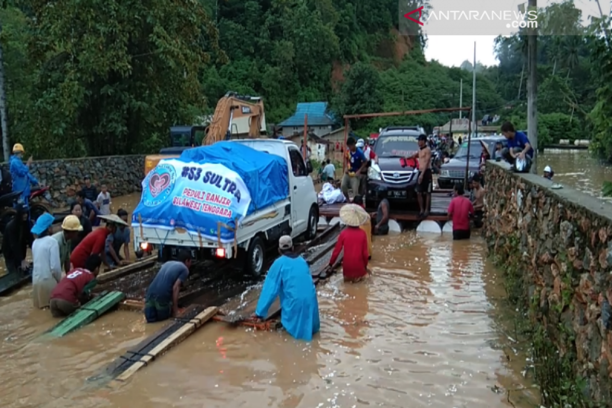 Banjir, relawan berjuang bantu korban di Konawe Utara