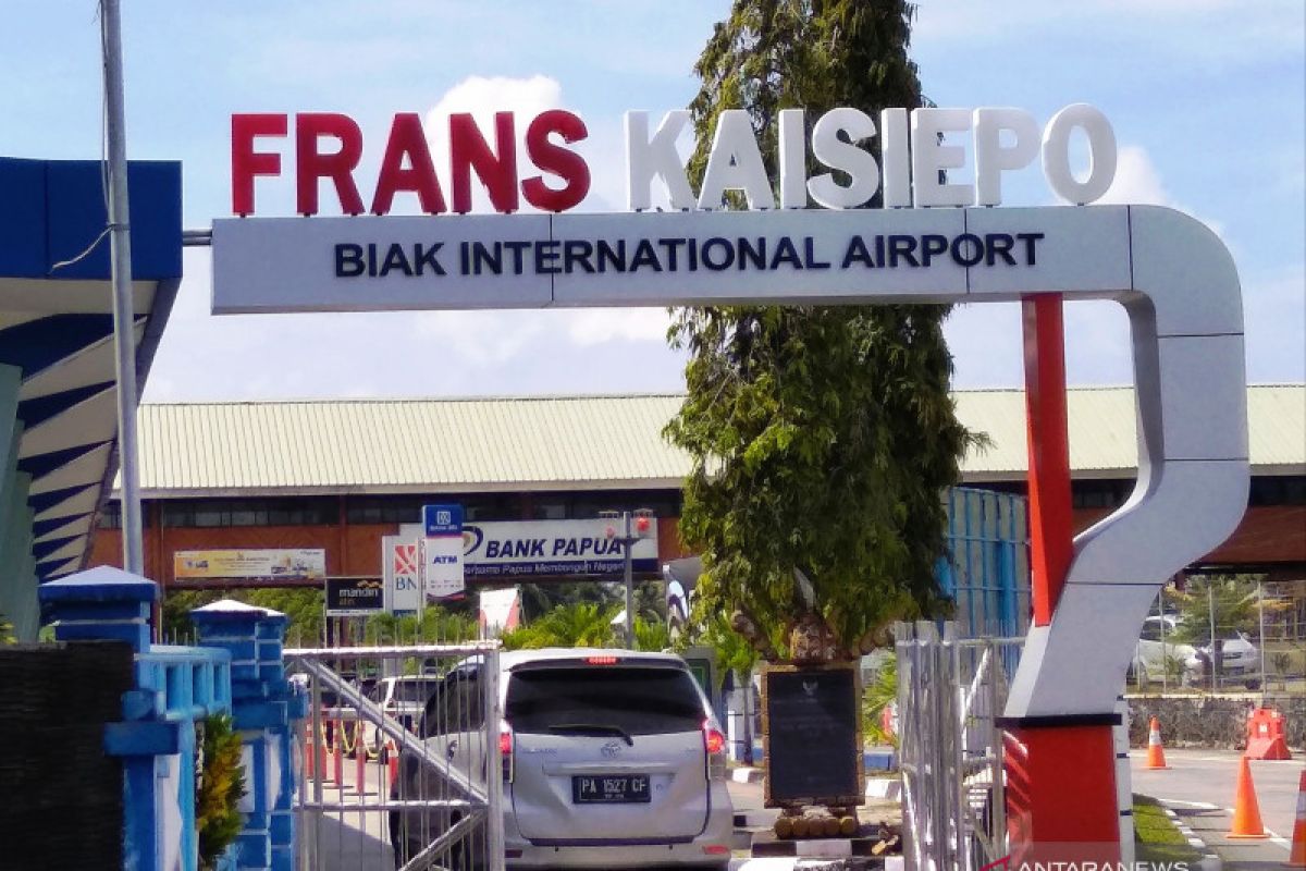 Di Bandara Biak arus balik Lebaran masih ramai