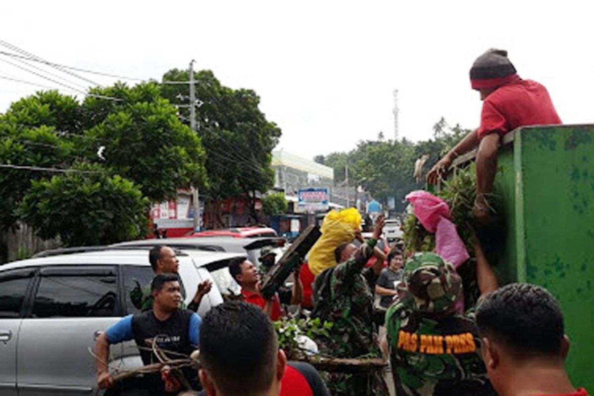 Personel Polres Bitung-TNI dan Pemkot kerja bakti di pasar