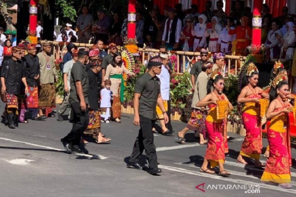 Presiden Jokowi ajak sang cucu Jan Ethes melepas pawai Pesta Kesenian Bali