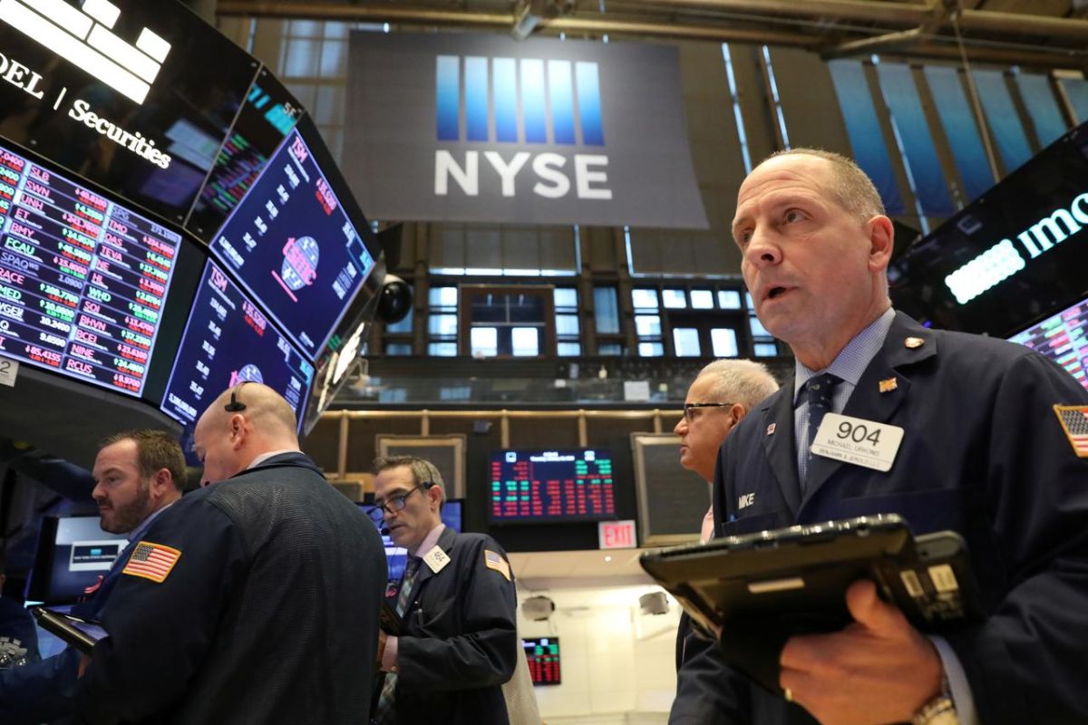 Wall Street ditutup melemah, investor waspada jelang pertemuan Fed