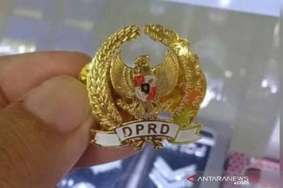 Sekretariat DPRD Makassar Anggarkan Rp625 Juta Untuk Pin Emas