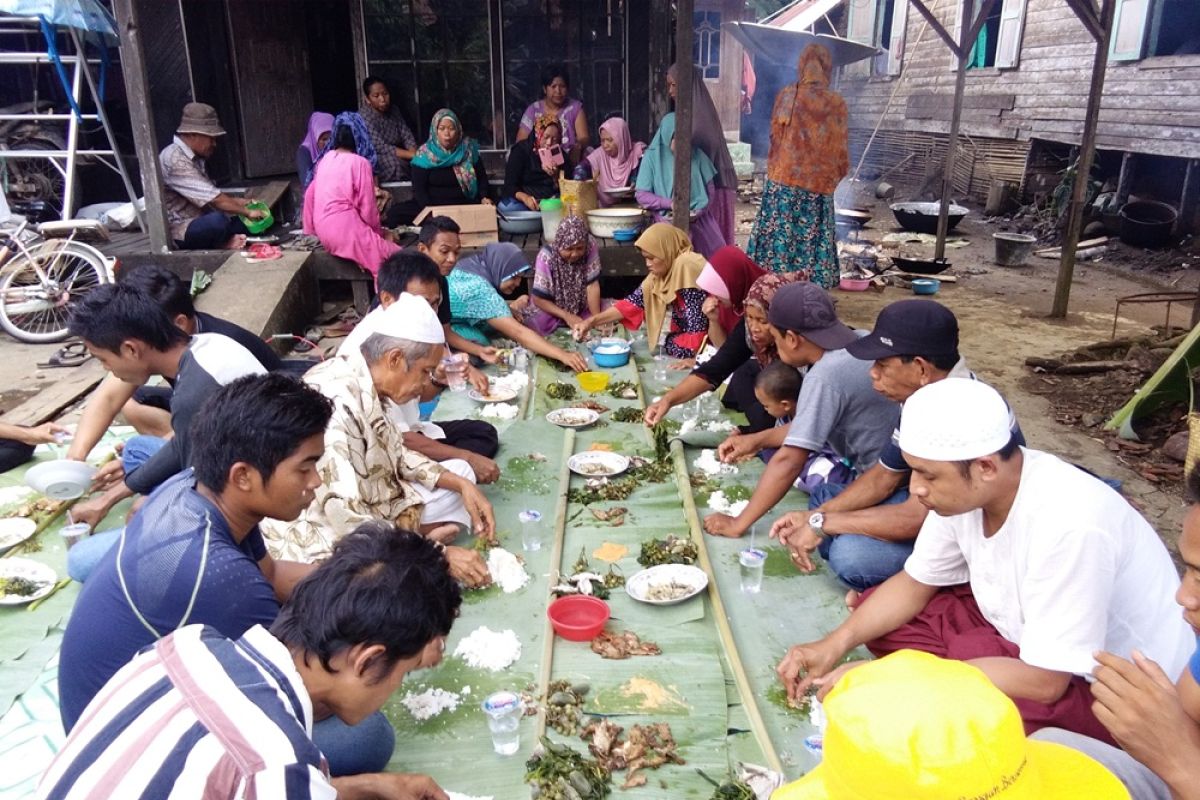 Tradisi makan di daun pisang