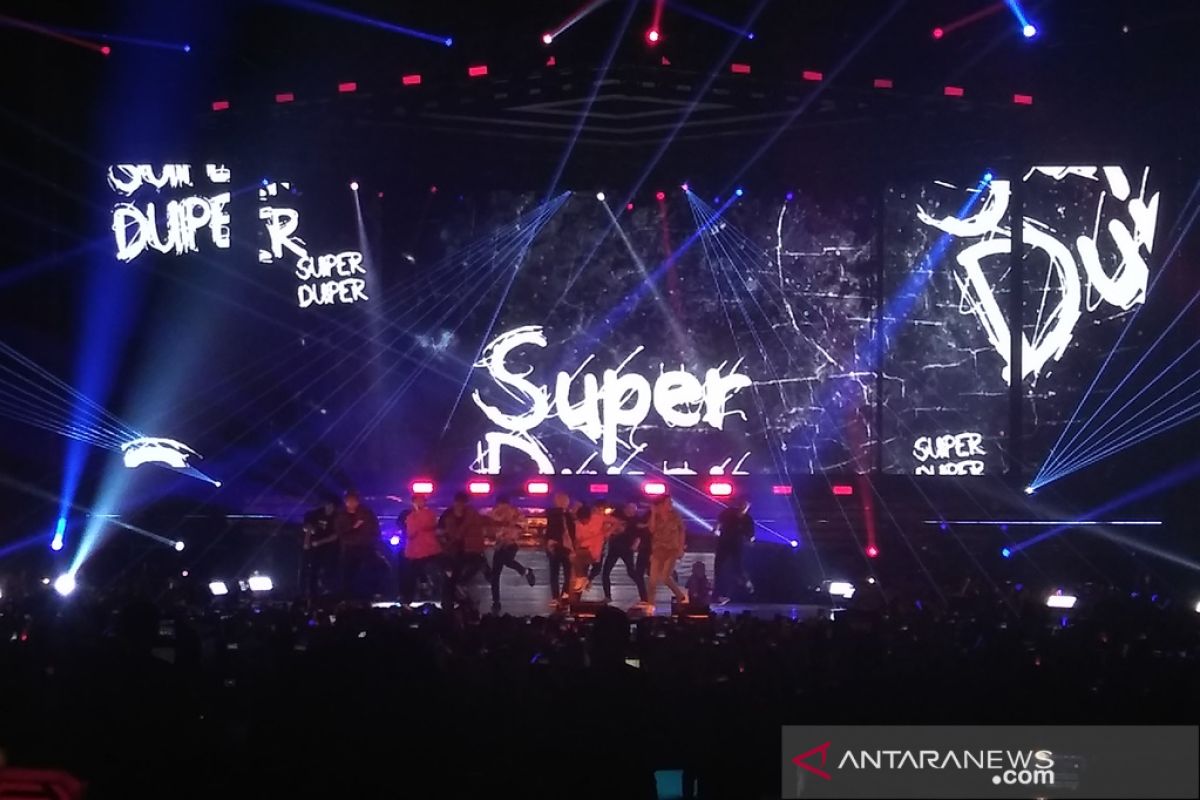 Super Junior tampil energik saat menyapa penggemar di "Super Show 7S" Indonesia