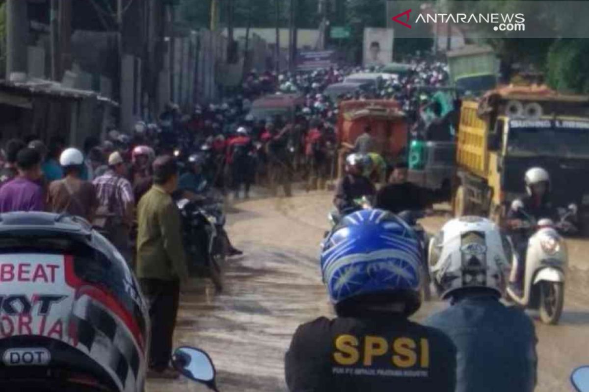 Pelebaran Jalan Cikarang-Cibarusah Bekasi tak kunjung selesai, ini penyebabnya