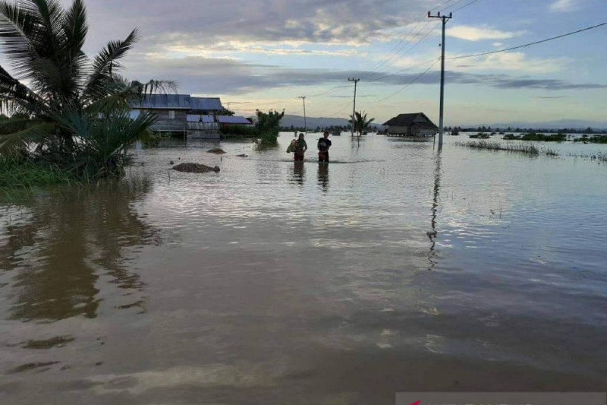 Pemda Bombana salurkan bantun korban banjir Konawe