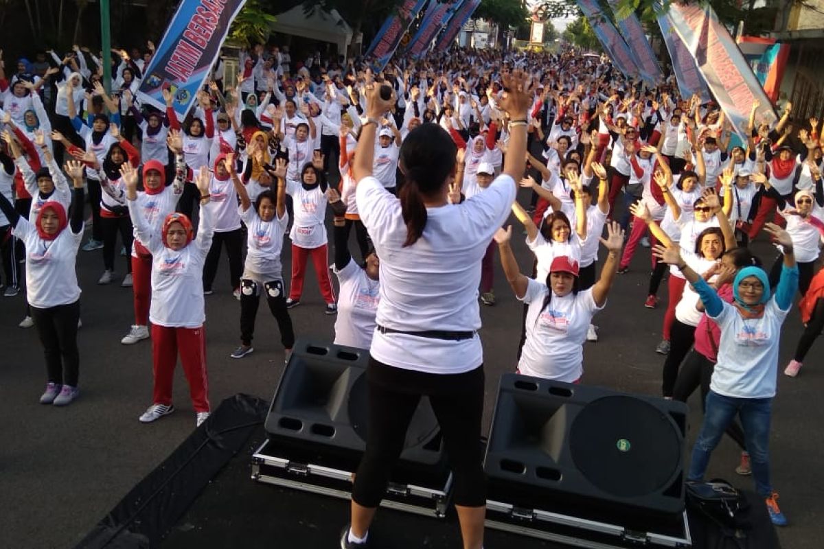 Sambil senam, warga Tulungagung kampanye Indonesia damai