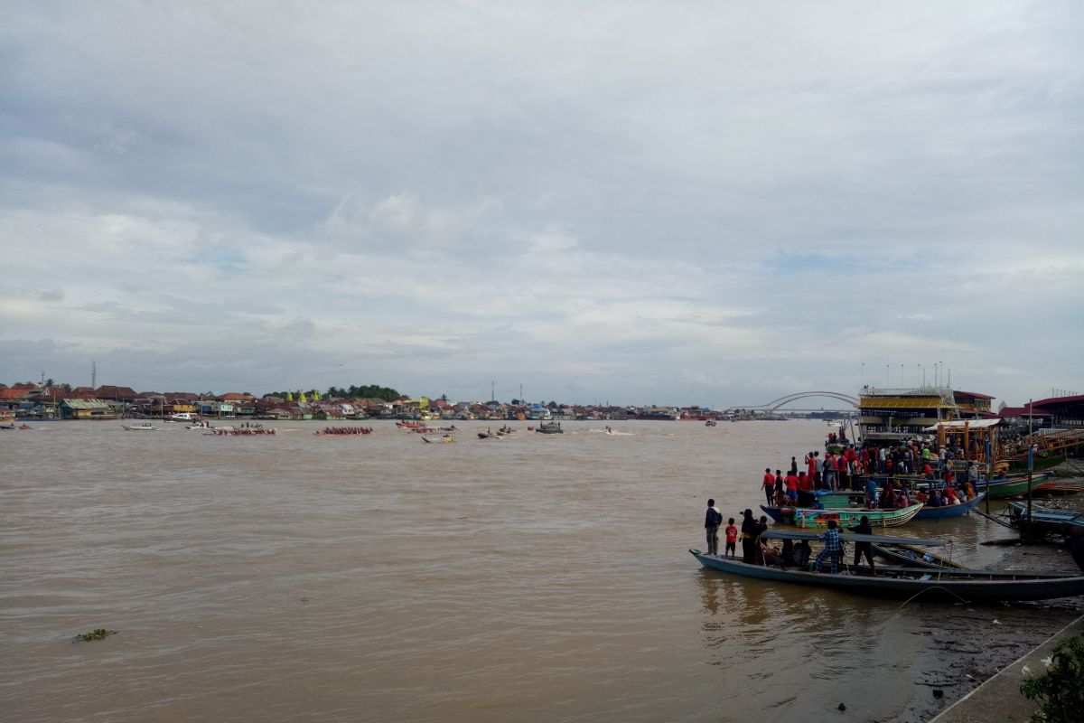 Ribuan orang antusias saksikan lomba festival bidar Palembang