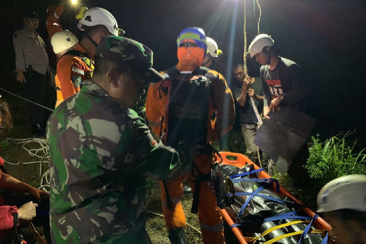 Basarnas bersama tim gabungan evakuasi korban tewas karena jatuh ke jurang di Tasikmalaya