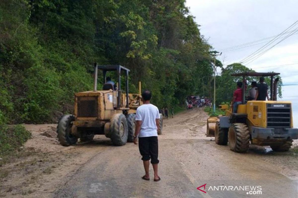 Longsor di Palasa putuskan Trans Sulawesi Palu-Gorontalo