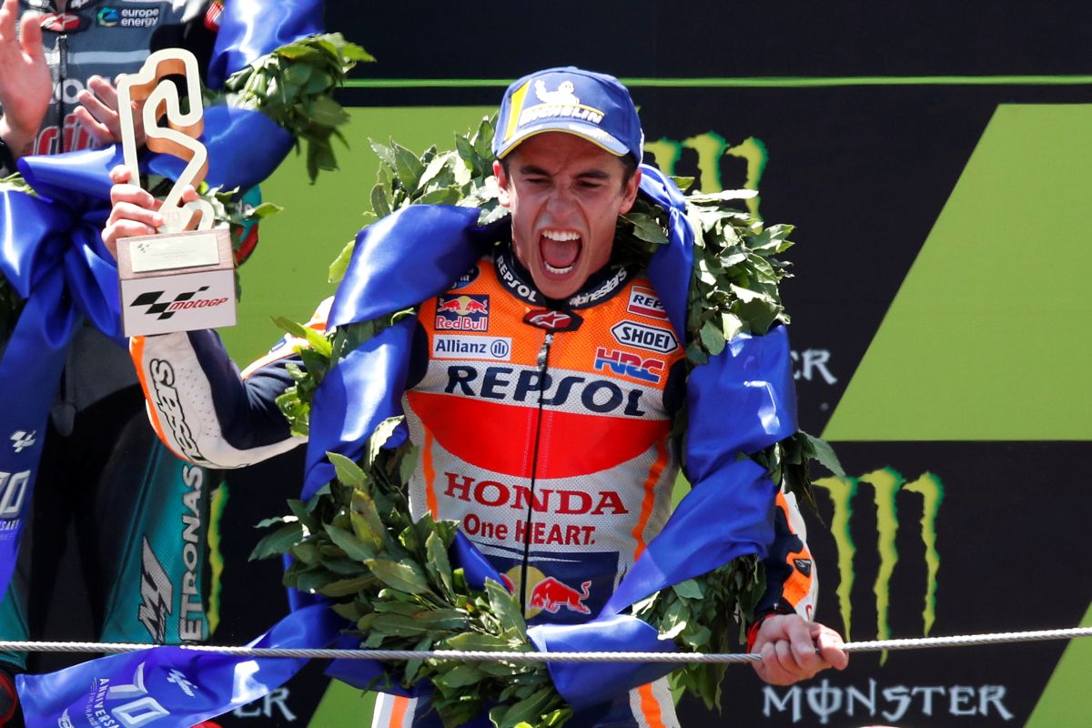 Marquez juara kala rival bertumbangan