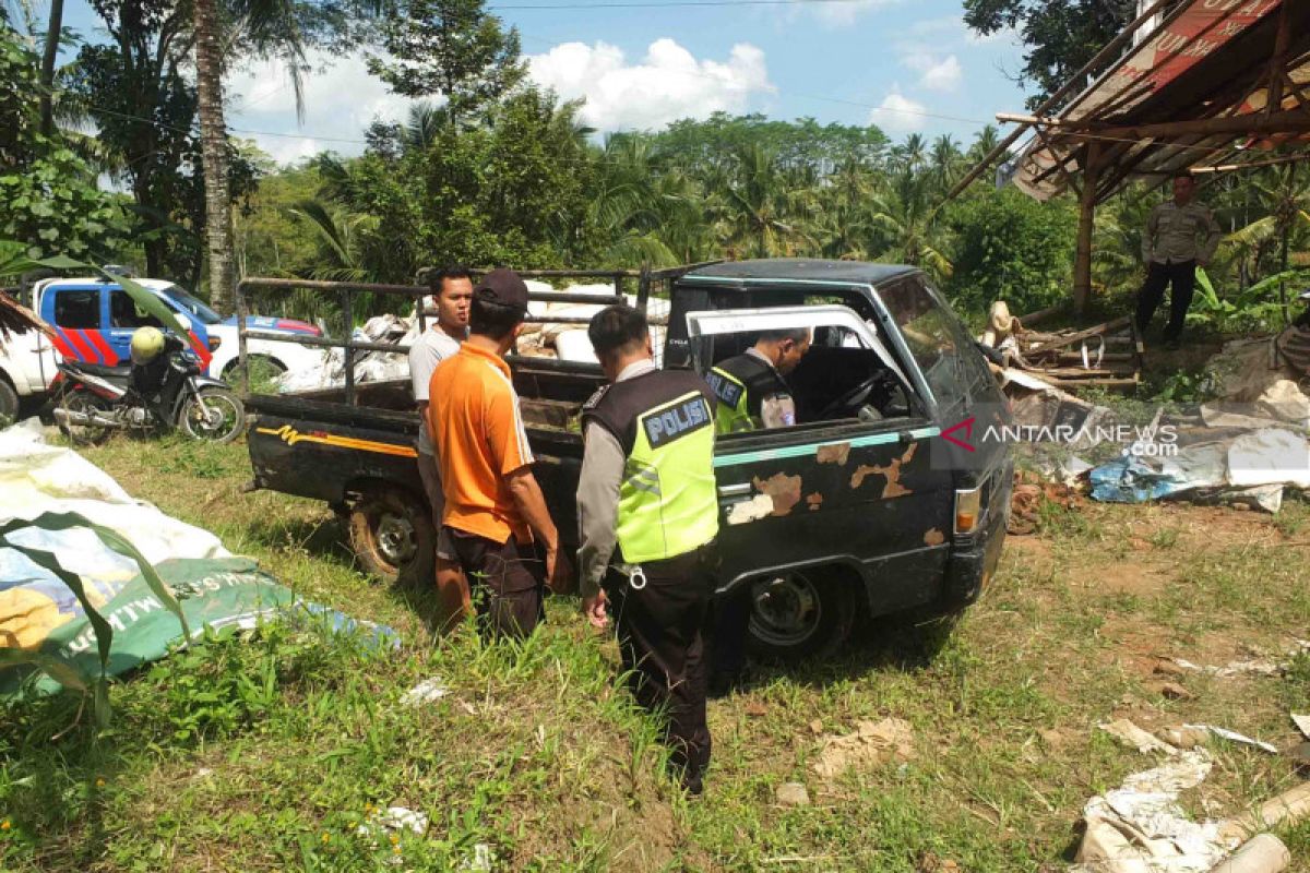 Mobil pikap bermuatan sembilan orang masuk sungai di Jember