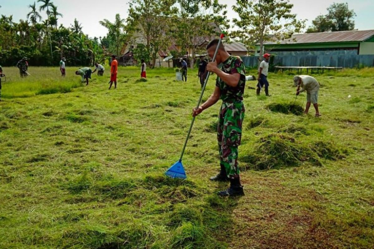 Yonif 126/KC bersama warga bersihkan lingkungan Kampung Wonorejo Keerom