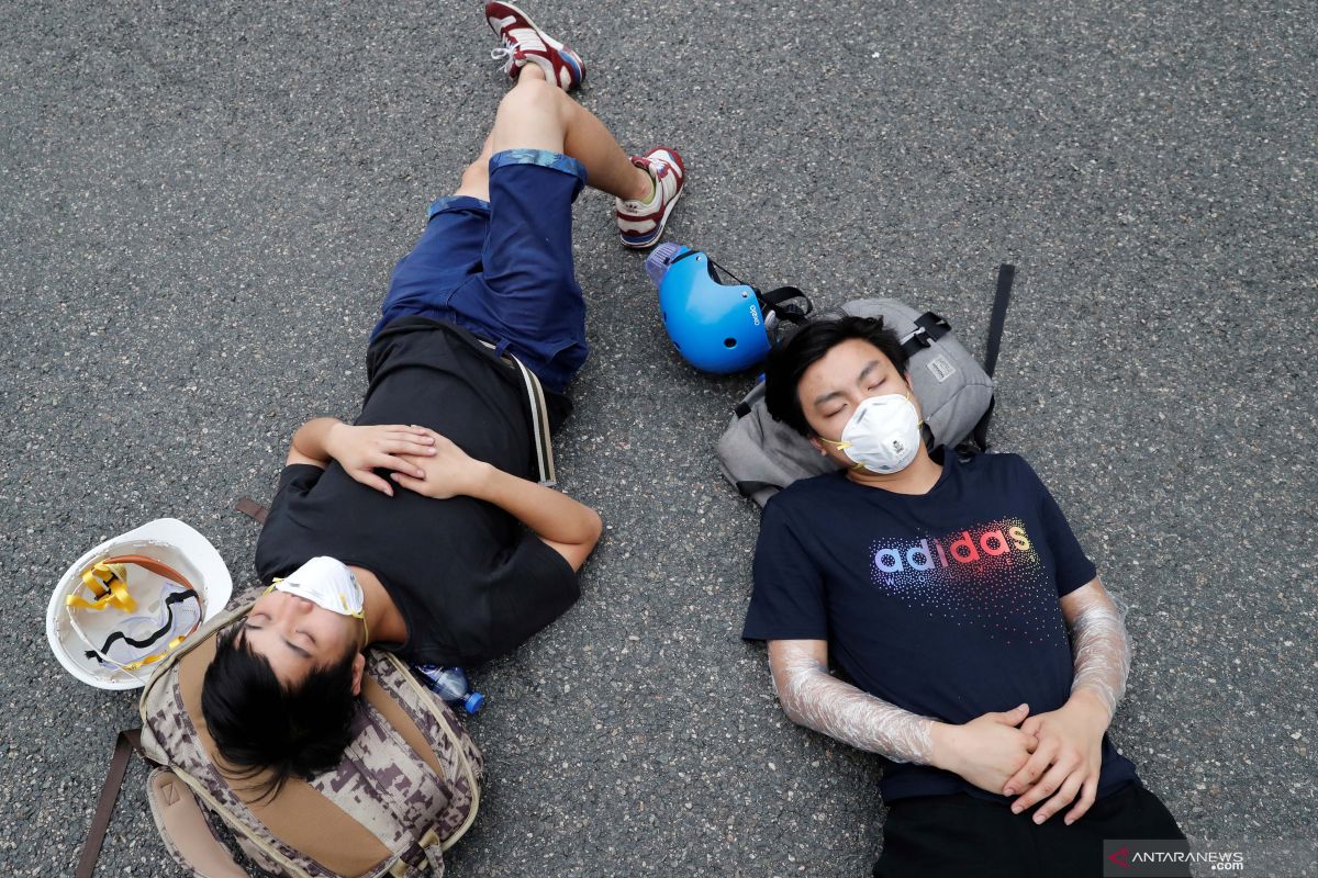 Pemrotes Hong Kong bubar setelah memblokade markas besar polisi