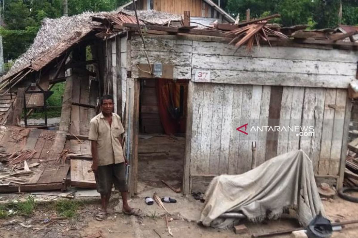 Badai rusak sejumlah rumah dan tumbangkan pohon di Aceh Barat