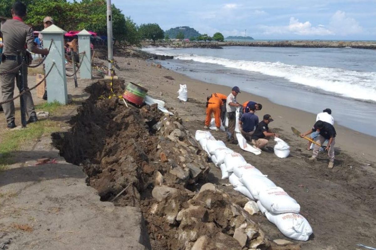 Pondasi Tugu Merpati Perdamaian di Pantai Padang rusak dihantam ombak