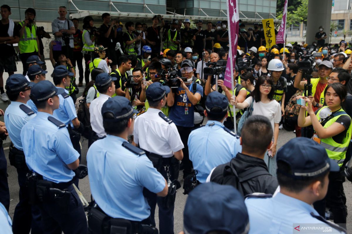 Melihat demonstrasi berseragam hitam di Hong Kong