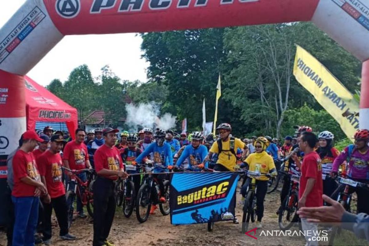 Silaturahmi pesepeda gunung  meriahkan HUT Bhayangkara Ke-73 Polres HSS