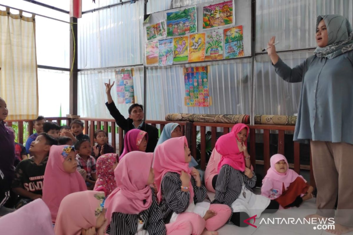 Ajarkan Bahasa Inggris untuk anak kurang mampu