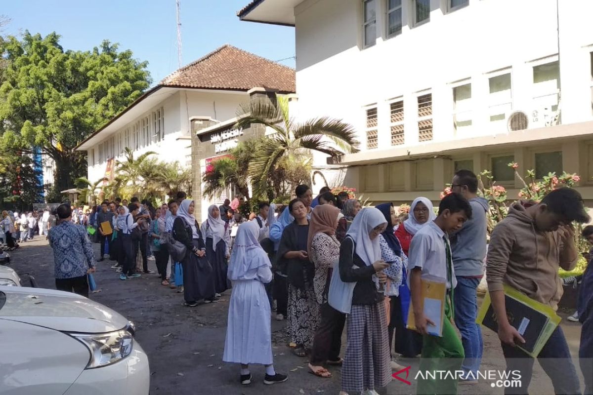 Ratusan orang tua murid sejak pagi padati sekolah saat PPDB dibuka