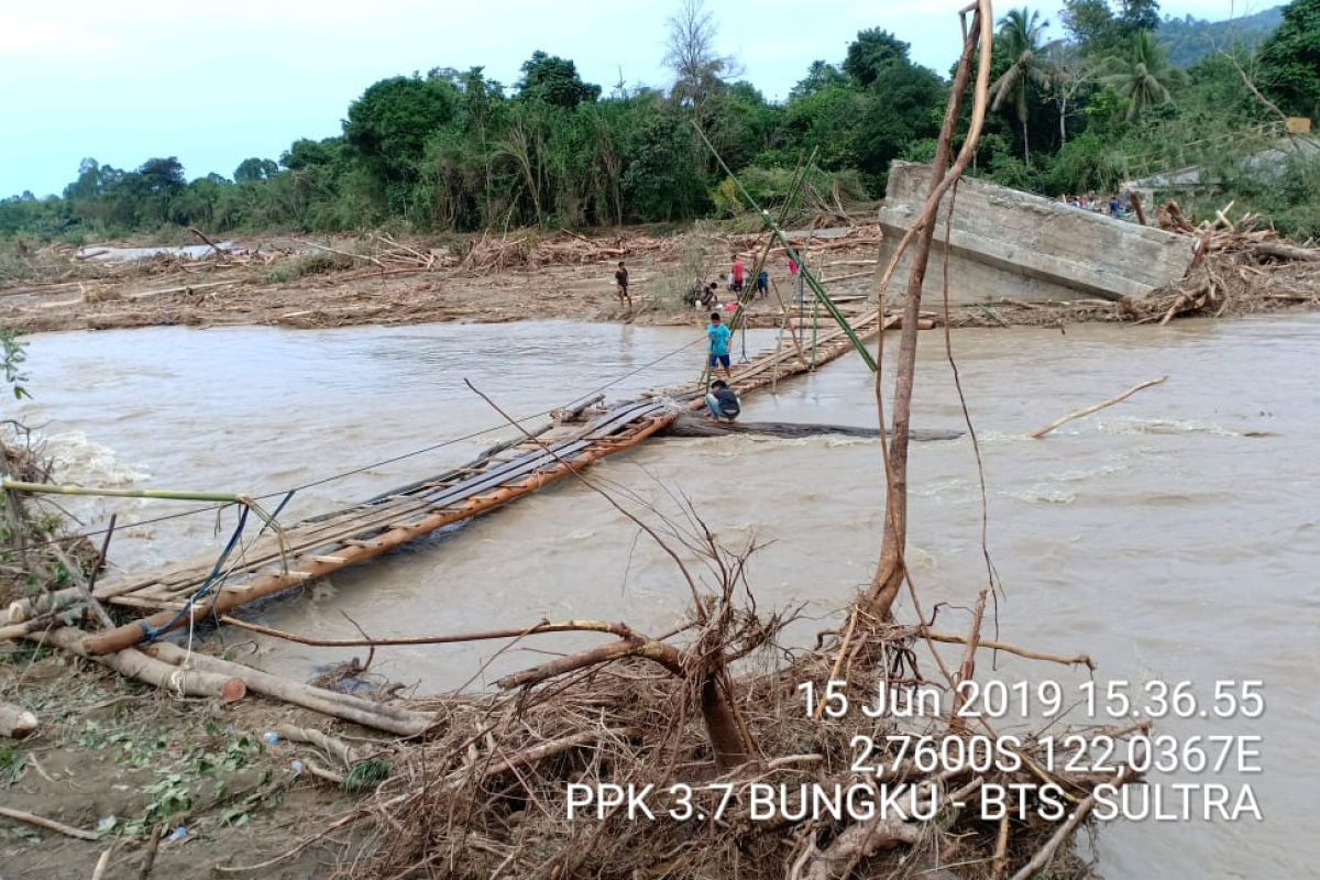 Warga pasang titian bambu di Sungai Dampala