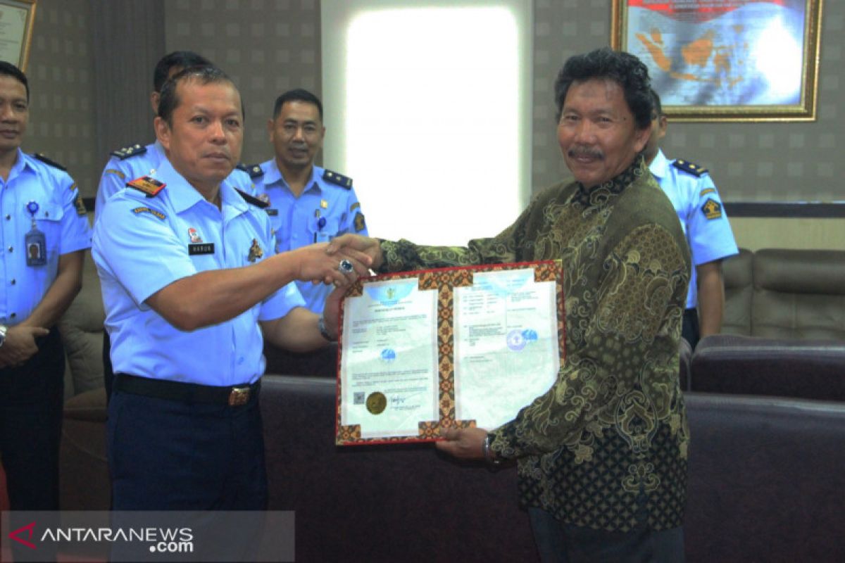 Kemenkum HAM Sulawesi Barat serahkan sertifikat merek air mineral