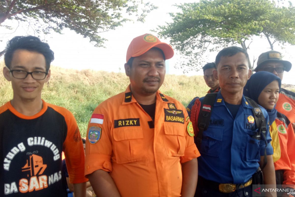 75 personel cari remaja yang hilang diterjang ombak di Ancol